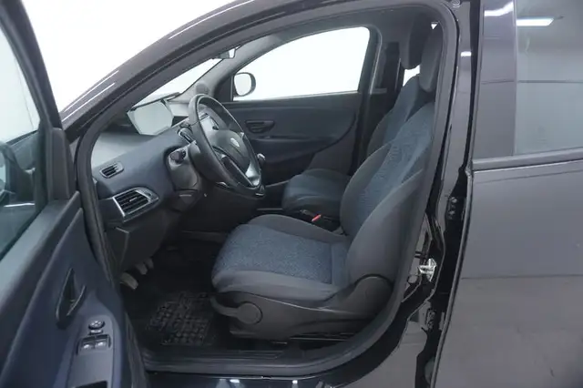 Lancia Ypsilon view 10