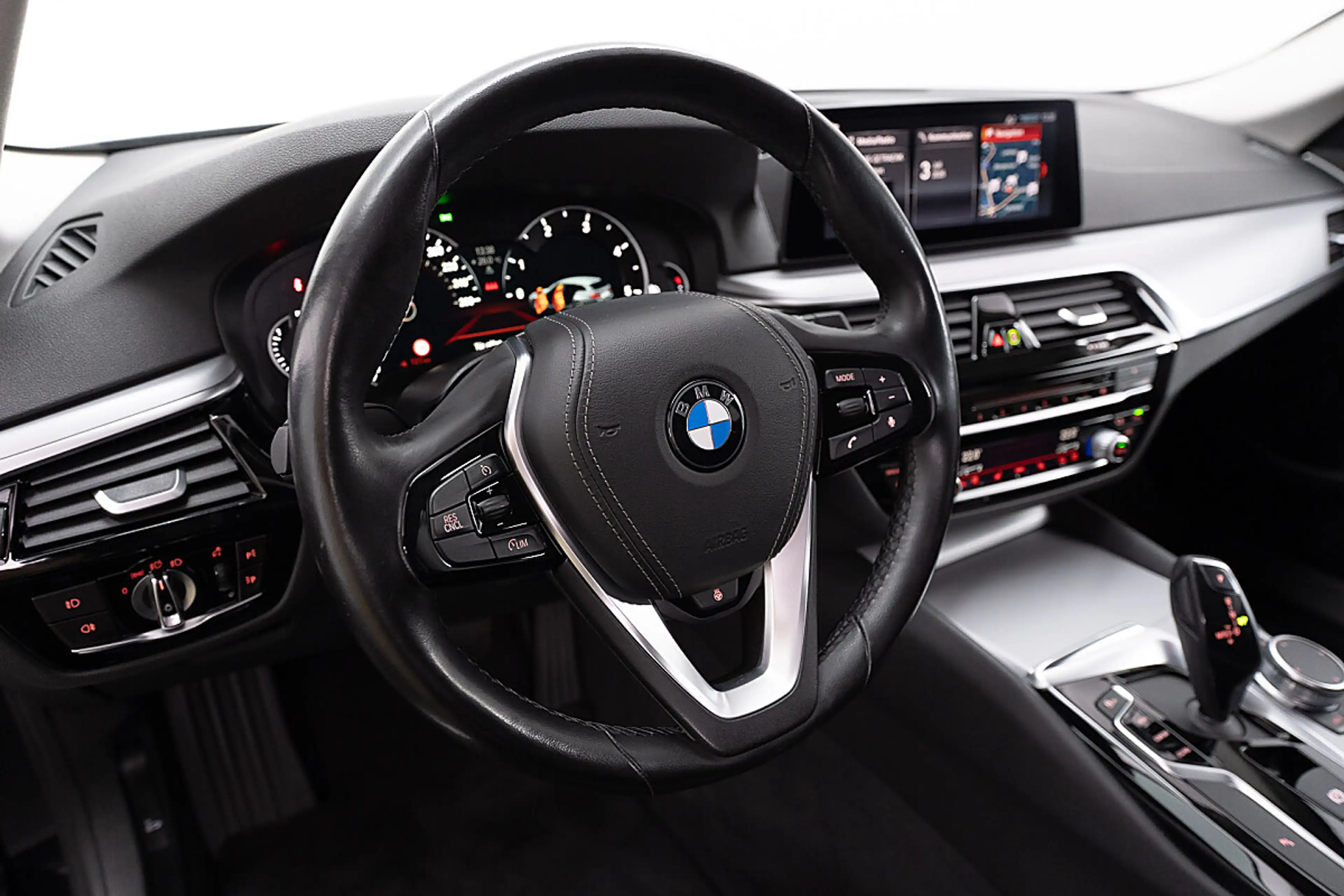BMW 520 d Touring Aut.*AHK*STANDHEIZUNG*VOLL-LED* — photo 10