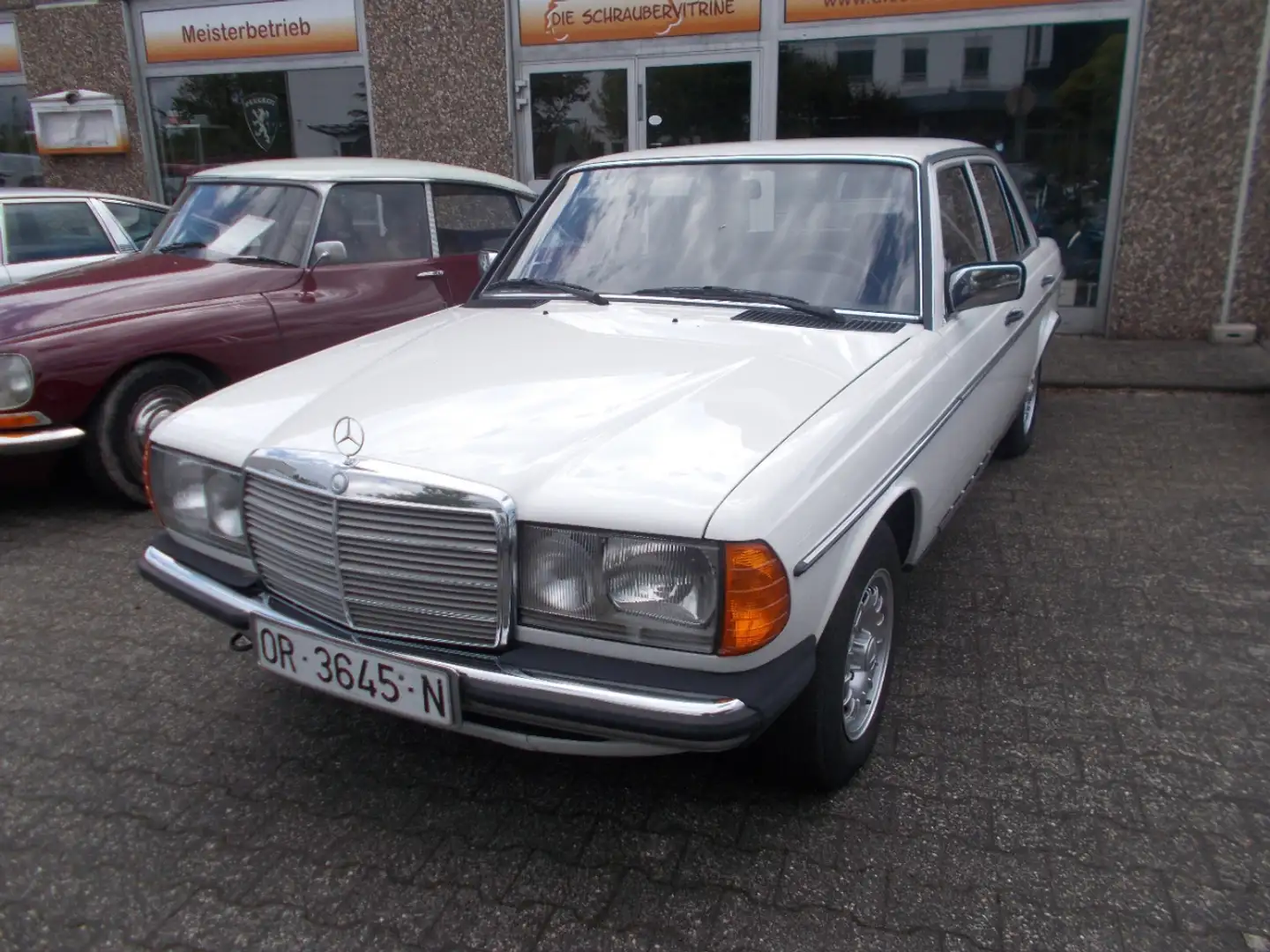 Mercedes-Benz 300 D/W123 White - 1
