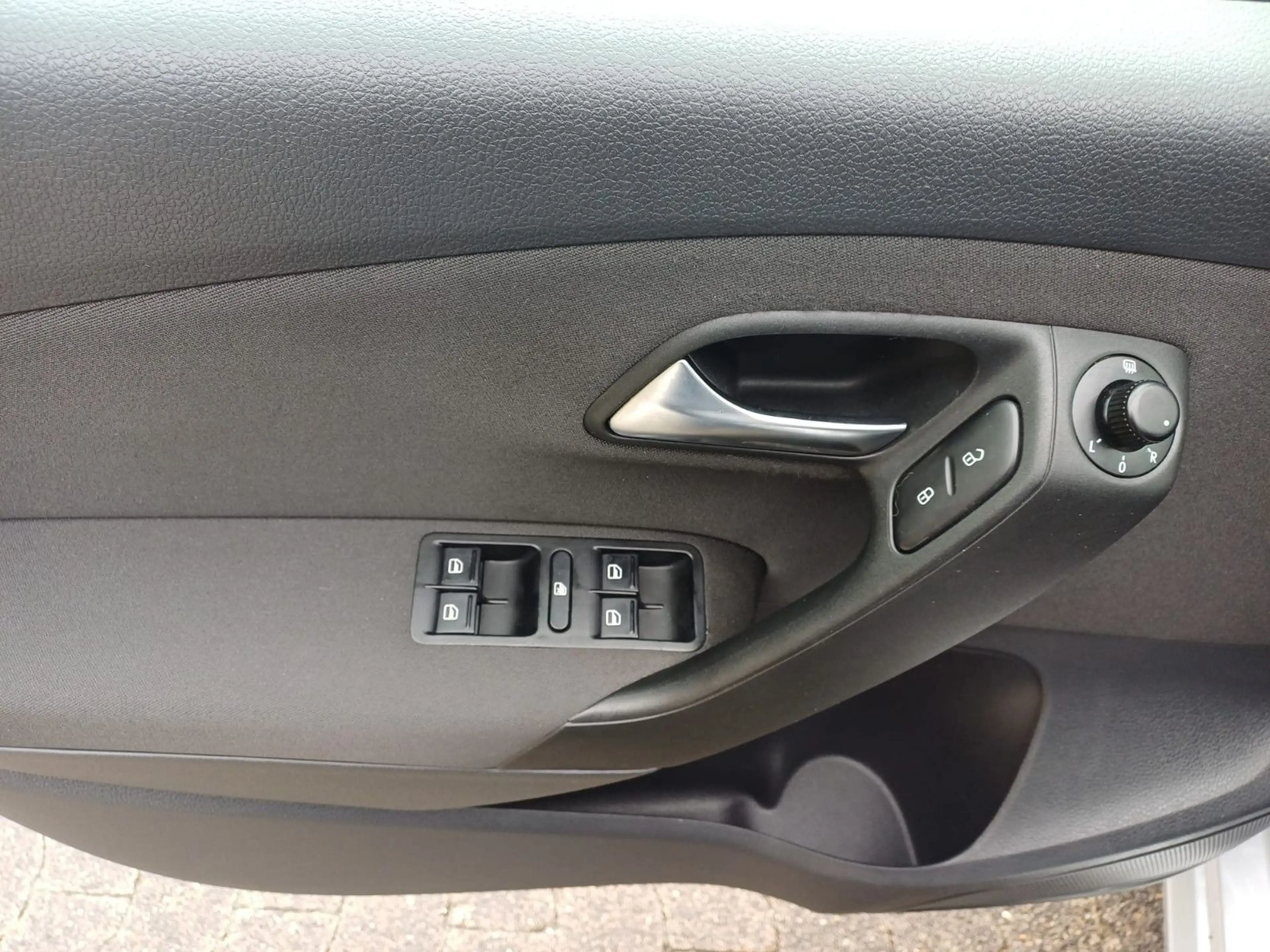 Volkswagen Polo V Team SHZ,TEMP,AHK.PDC,STEUERKETTE,NEU — photo 9
