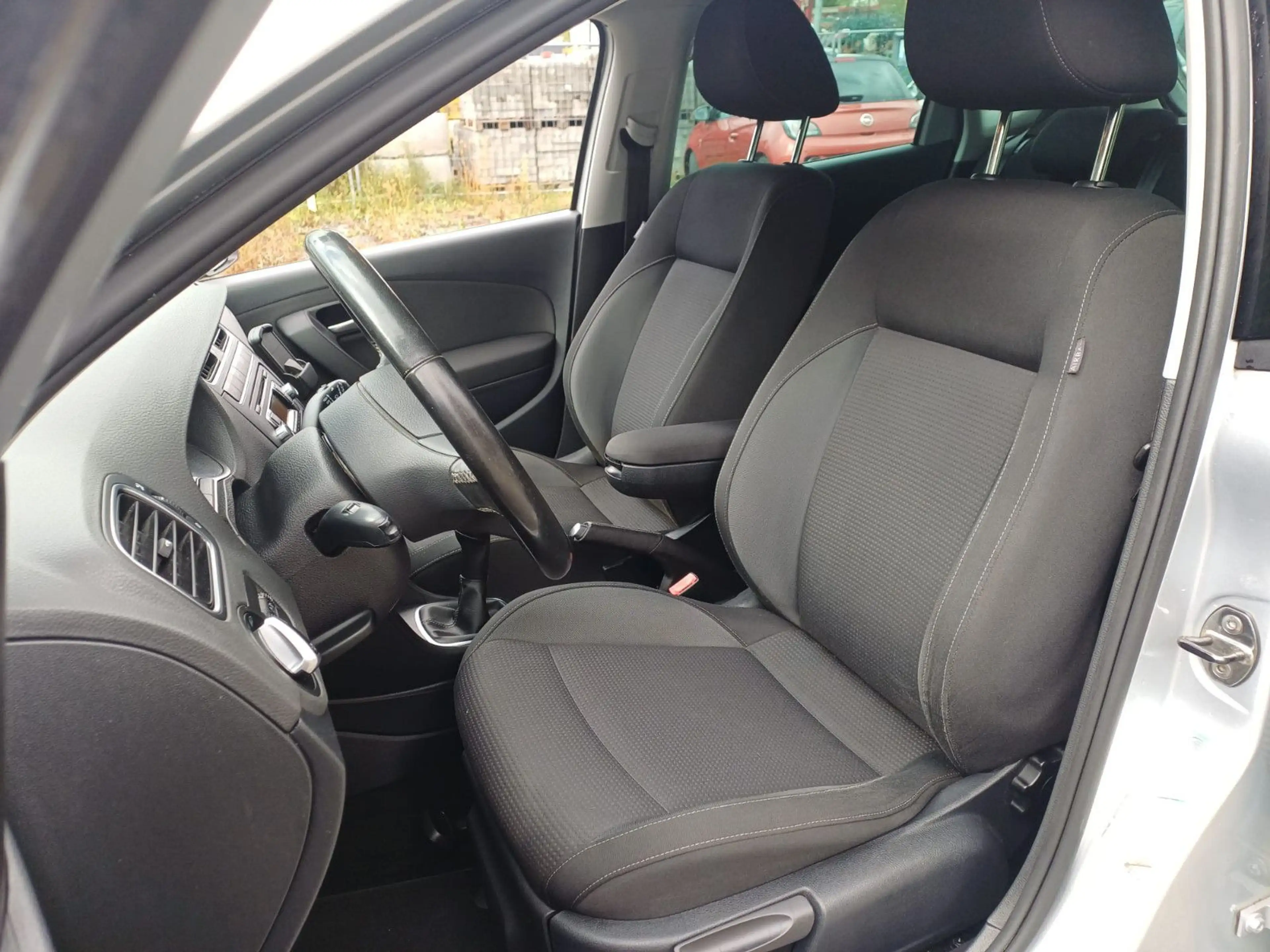 Volkswagen Polo V Team SHZ,TEMP,AHK.PDC,STEUERKETTE,NEU — photo 11
