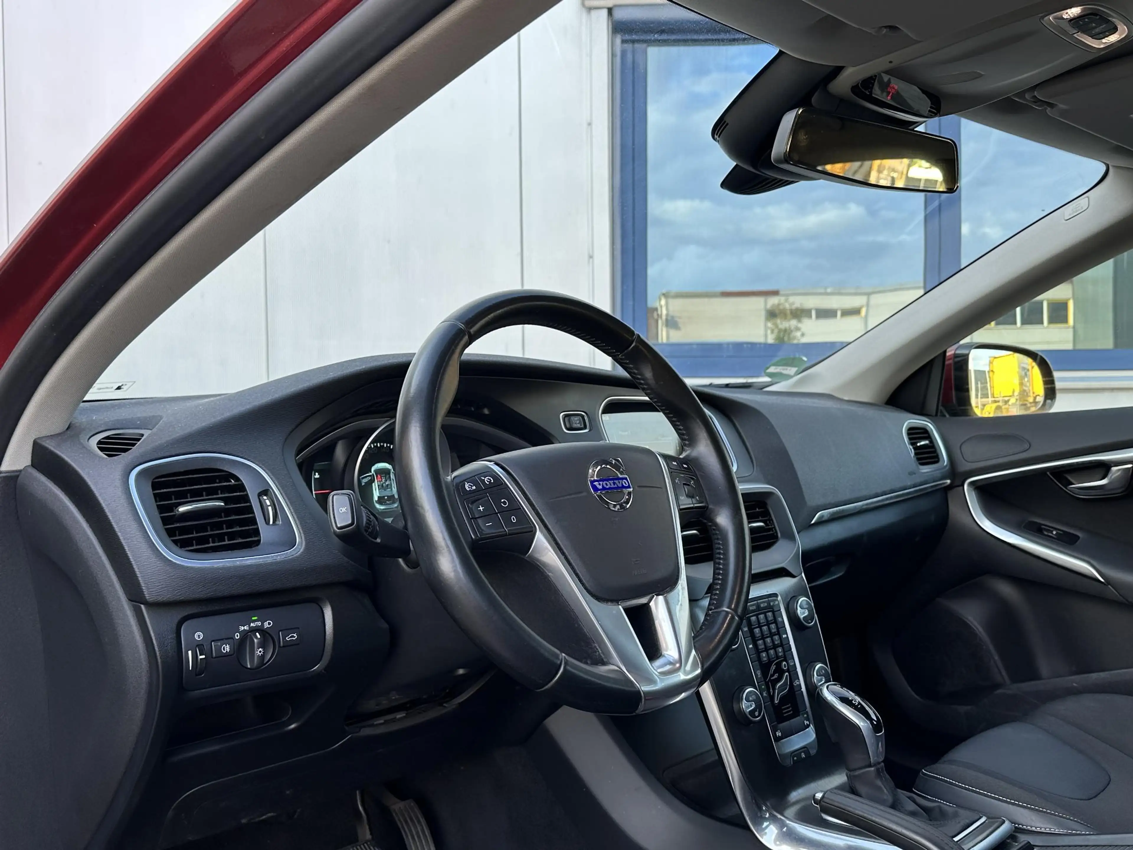 Volvo V40 1.6 T4 Momentum — photo 12