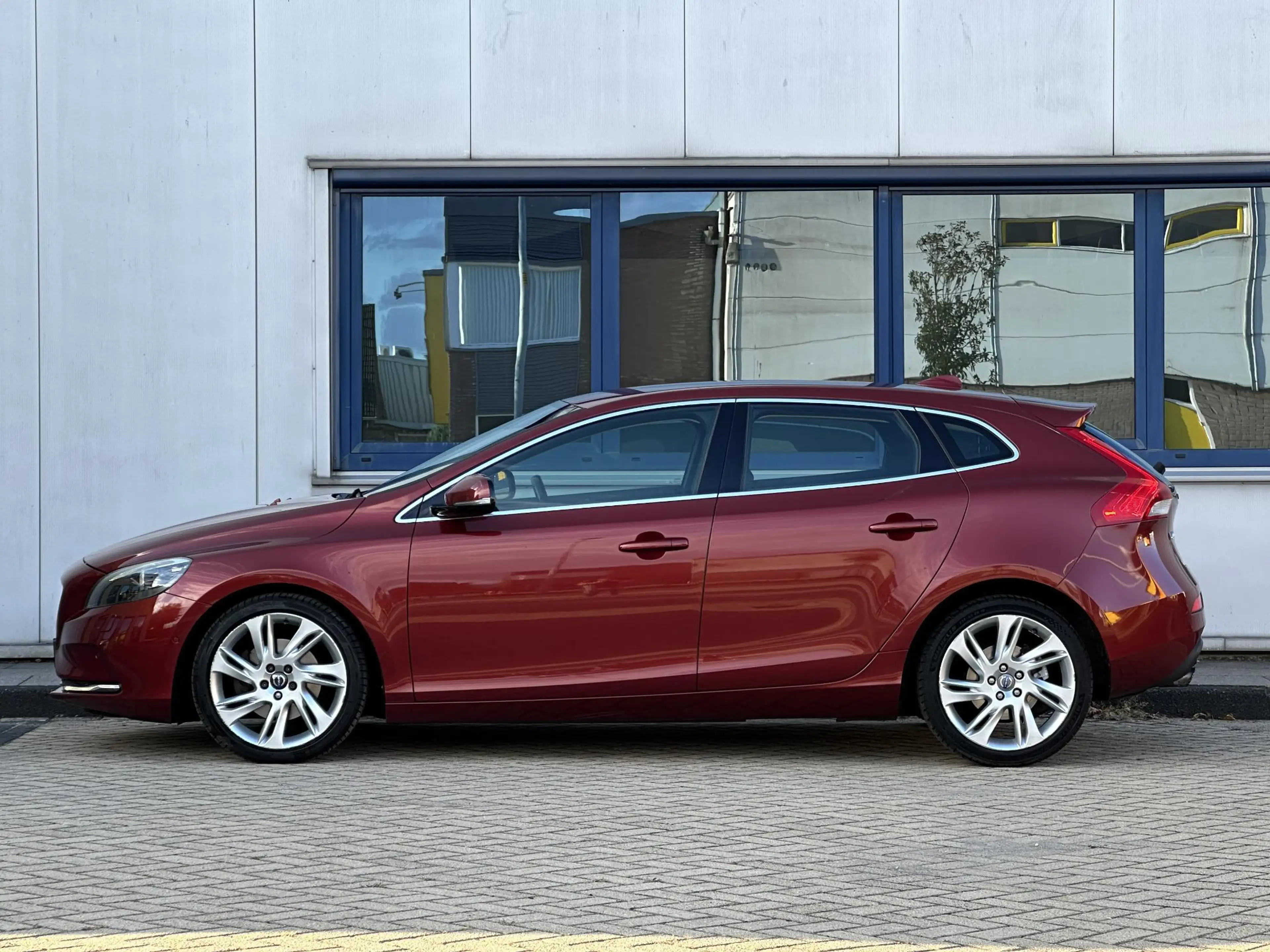 Volvo V40 1.6 T4 Momentum — photo 2
