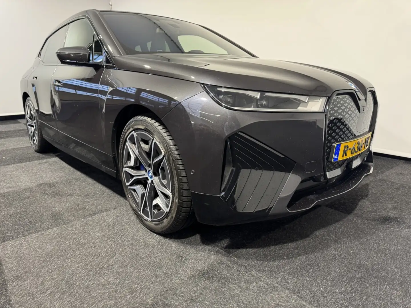 BMW iX xDrive40 High Ex. Grijs - 1