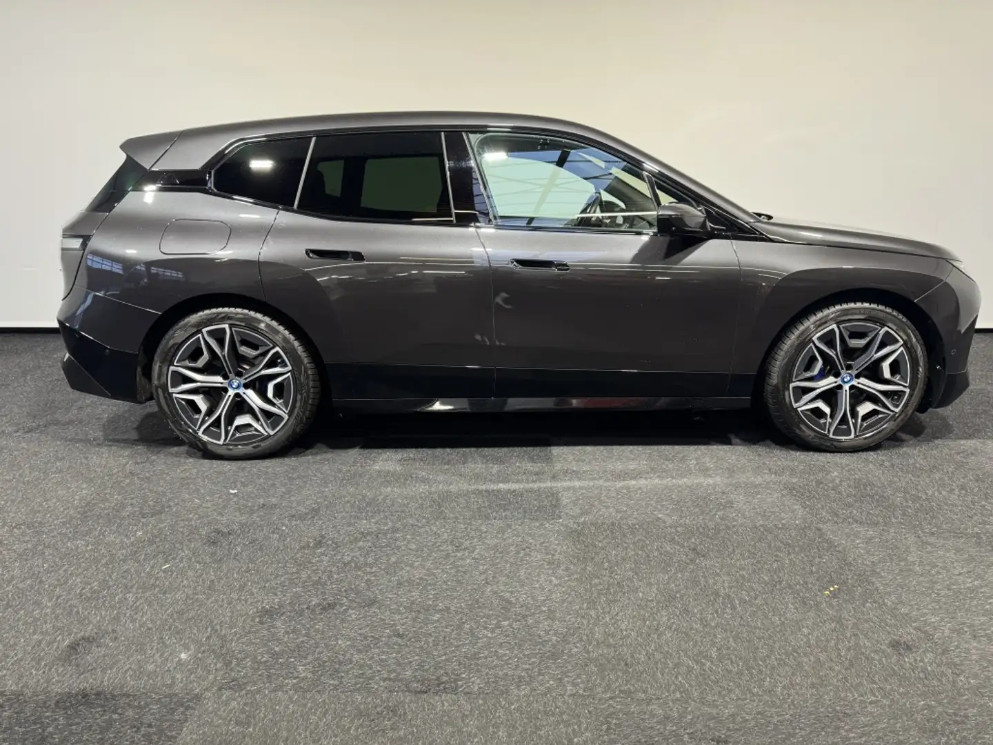 BMW iX xDrive40 High Ex. Grijs - 2