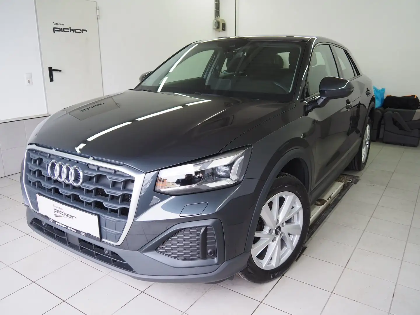 Audi Q2 30 TFSI intense Grau - 1