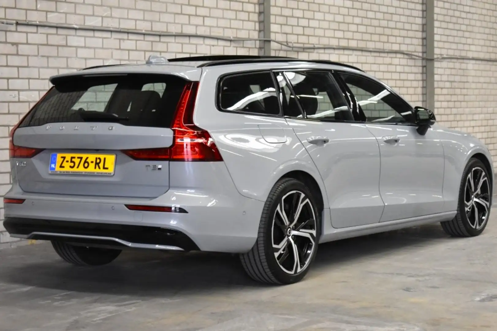 Volvo V60 T8 455PK AWD Ultra Dark | Bowers & Wilkins | Trekh Grau - 2
