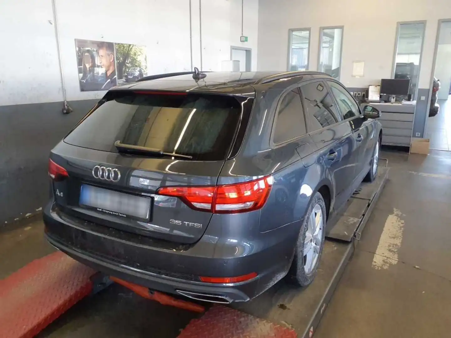 Audi A4 Avant 35 TFSI - Navi - Panorama -HuD Grau - 2