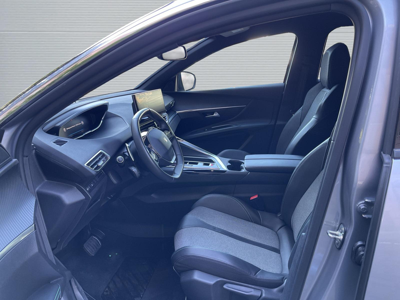 Peugeot 5008 1.5 Blue-HDI FAP Allure Pack AT 7-Si+Navi+R-Kam+ — photo 11