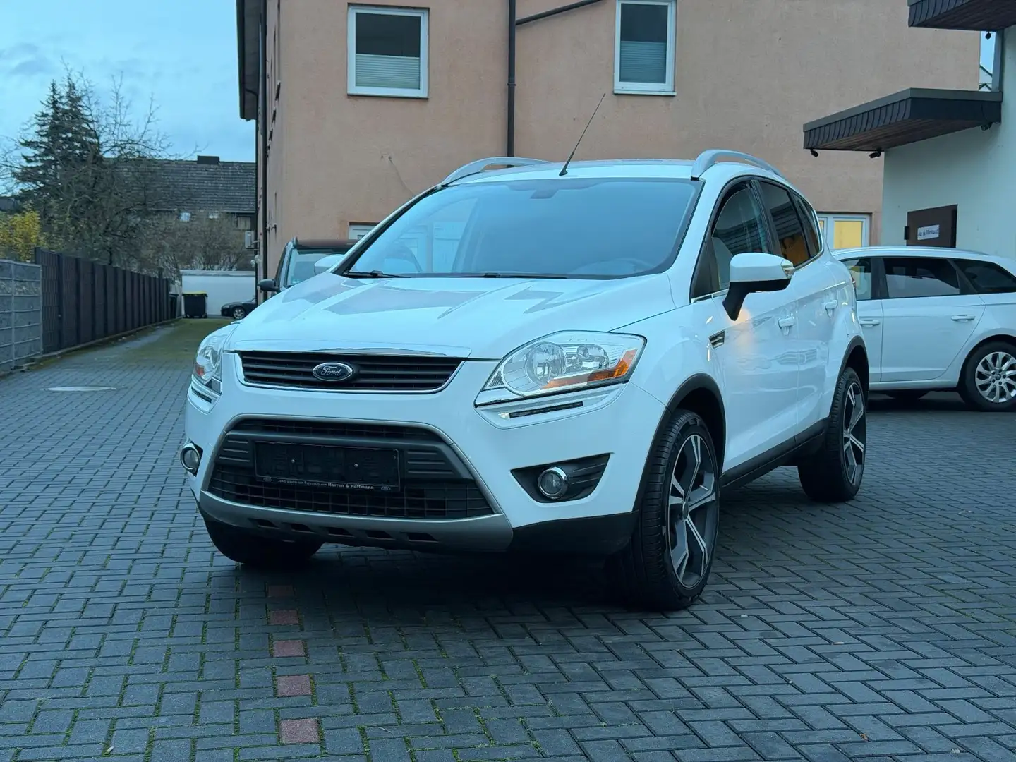 Ford Kuga Titanium*SERVICE&TÜV NEU*200PS* Blanc - 2