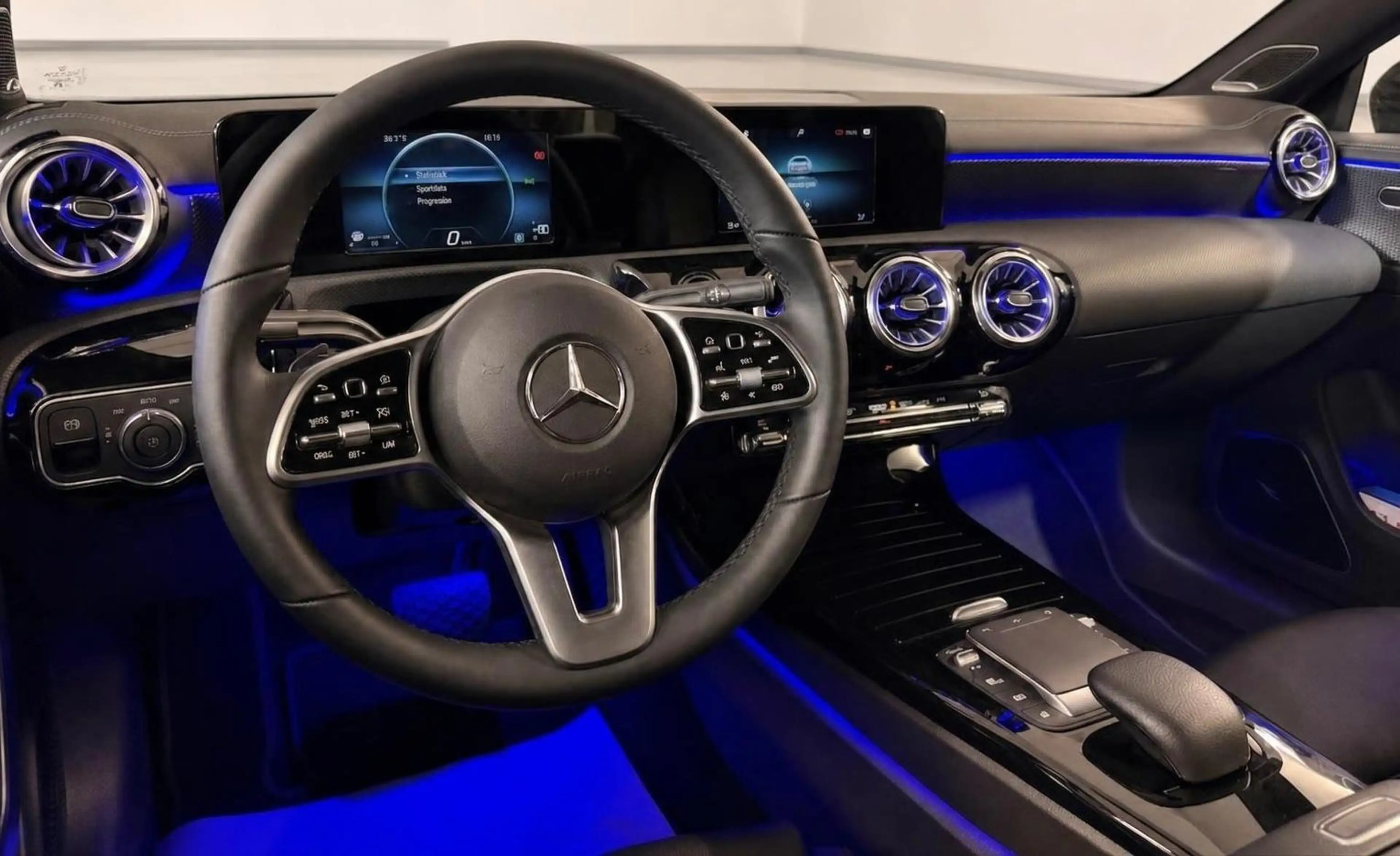 Mercedes-Benz CLA 220 d BURMESTER/NIGHT/KAMERA/LEDER/AMBIENTE — photo 9