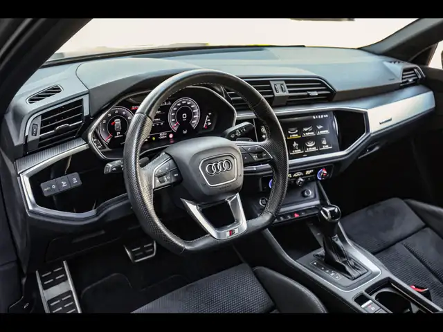 Audi Q3 view 10
