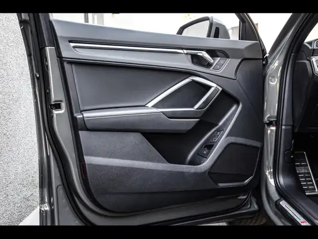 Audi Q3 view 9