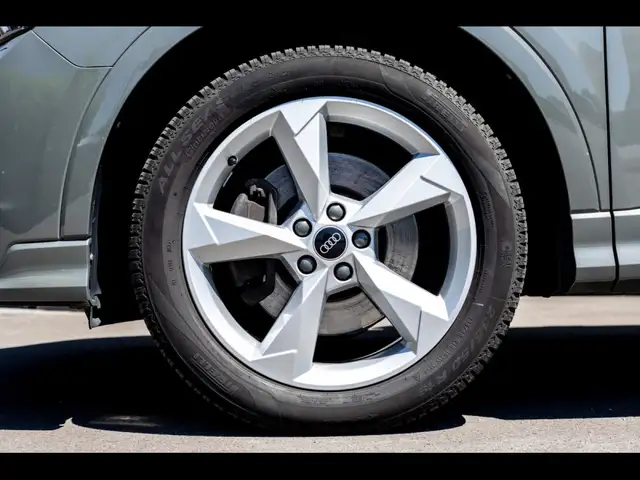 Audi Q3 view 8