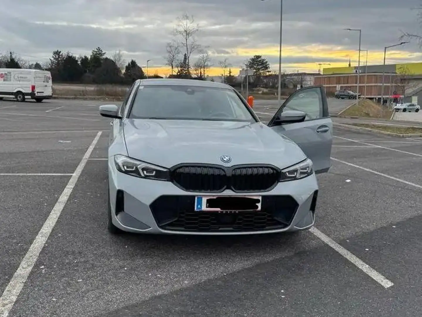 BMW 330 330i xDrive M-Sport Hybrid Grau - 1