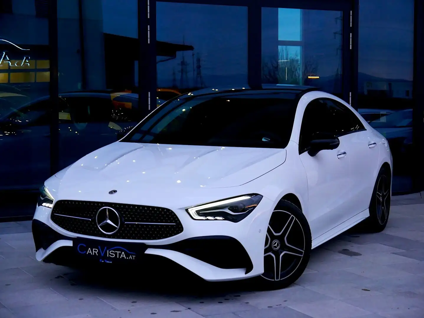 Mercedes-Benz CLA 200 AMG Line Aut. *Widescreen - Panorama* Weiß - 1