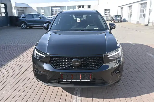Volvo XC40 view 3