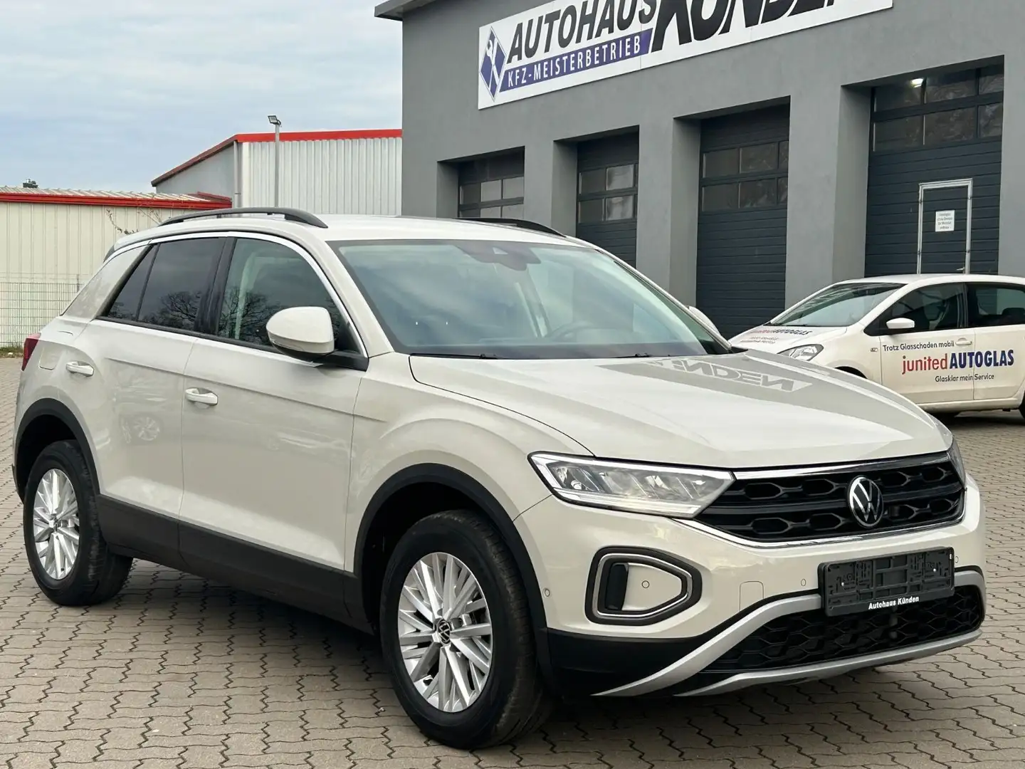 Volkswagen T-Roc Life 1.0 TSI °AHK°LED°PDC° Grau - 2