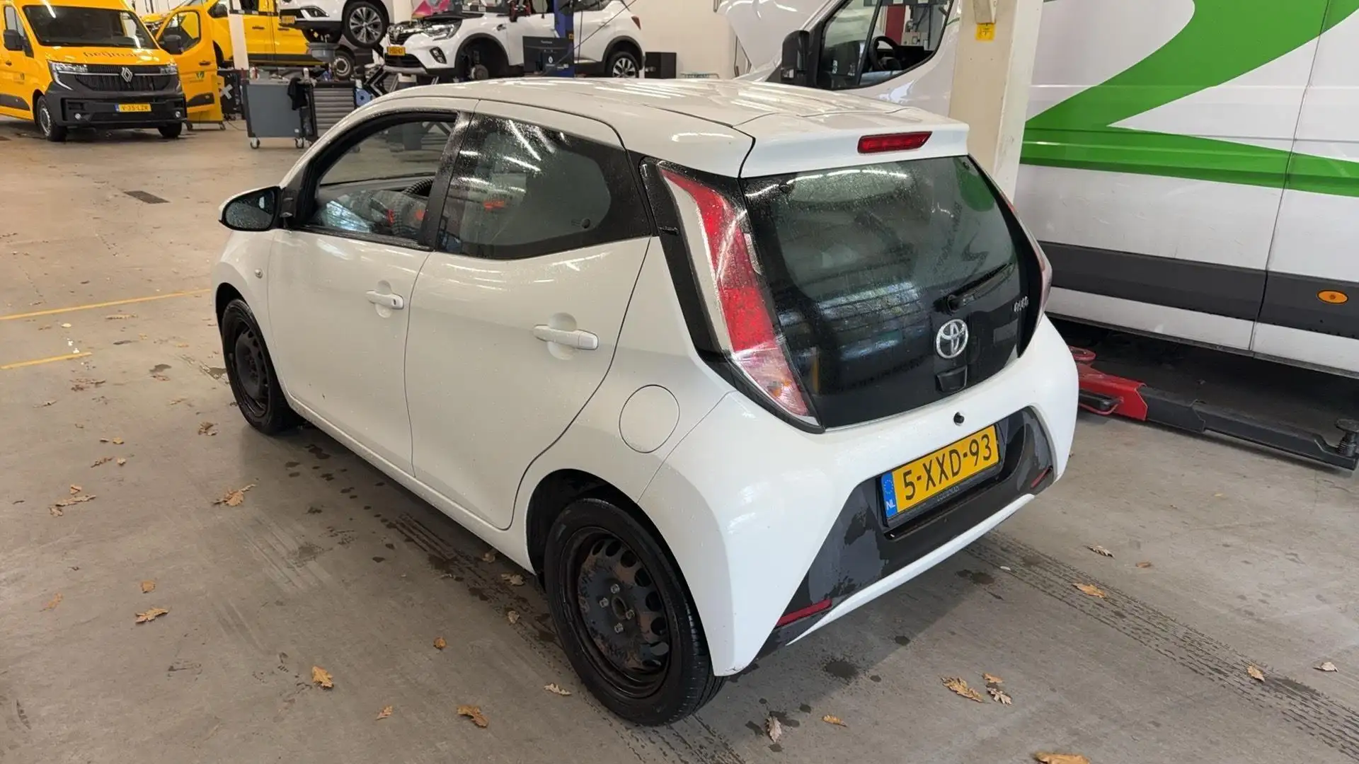 Toyota Aygo 1.0 VVT-i x-play | Radio | elektrische ramen voor Blanc - 2