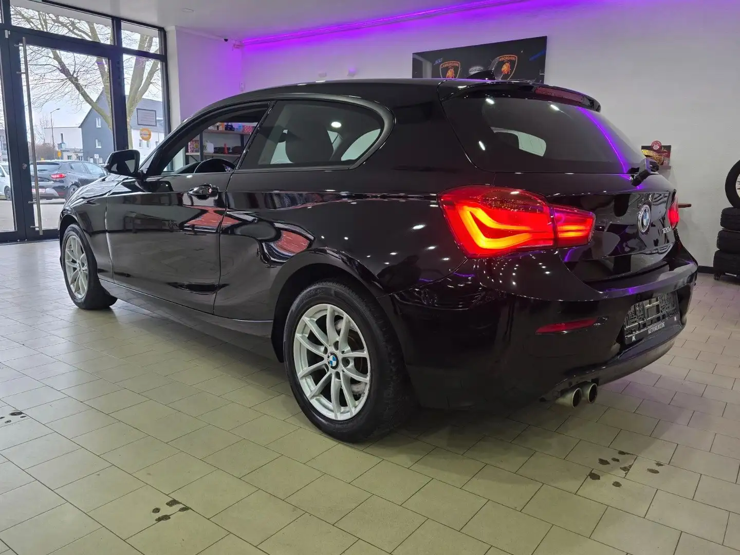 BMW 120 Baureihe 1 Lim. 120d Advantage Automatik Schwarz - 2