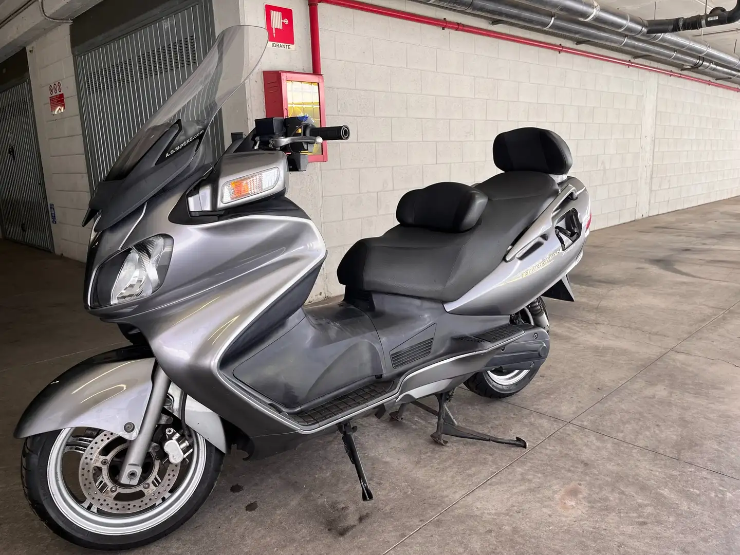 Suzuki Burgman 650 Executive Grey - 1