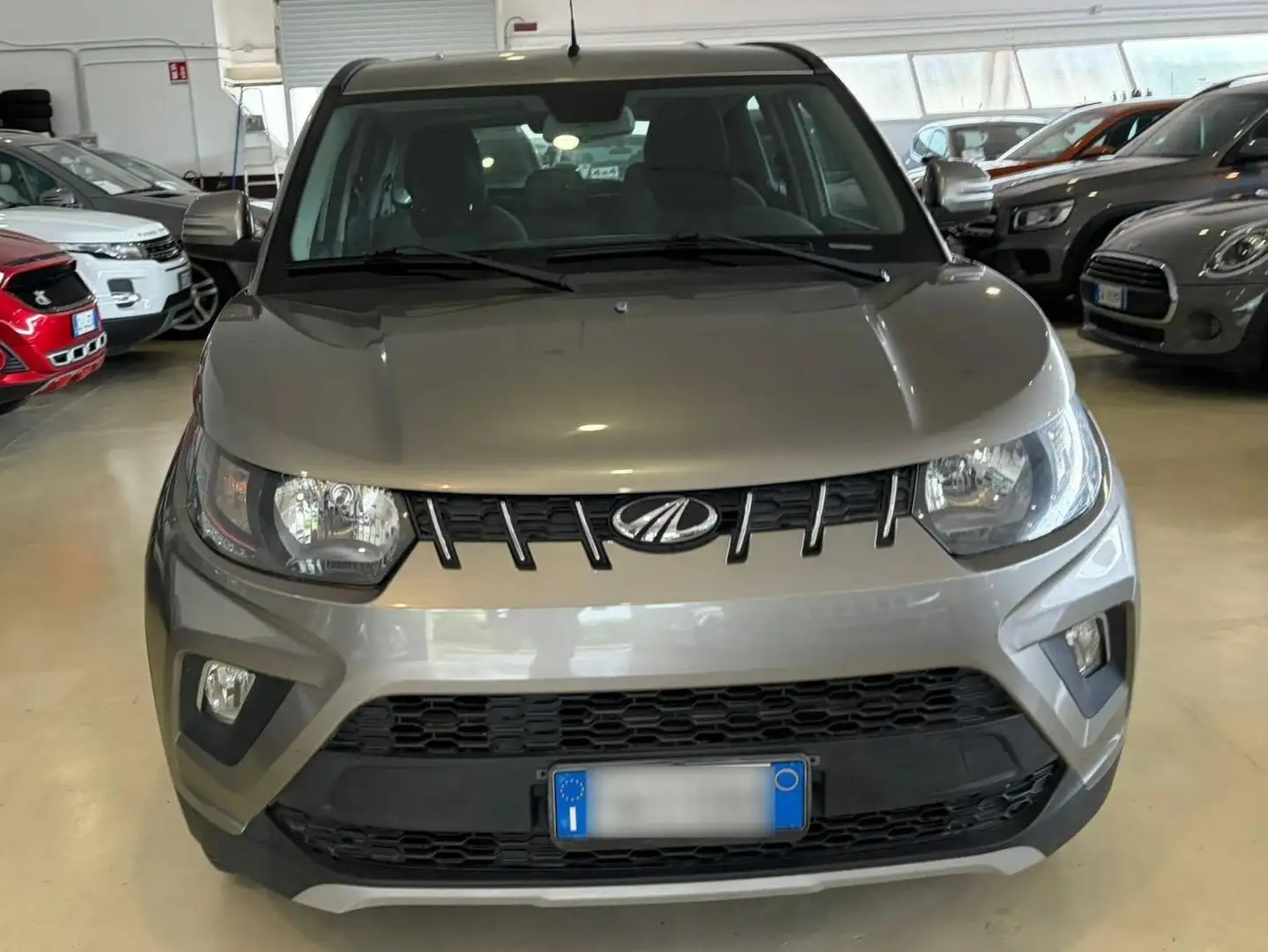 Mahindra KUV100 1.2 K8 Benzina Grau - 2