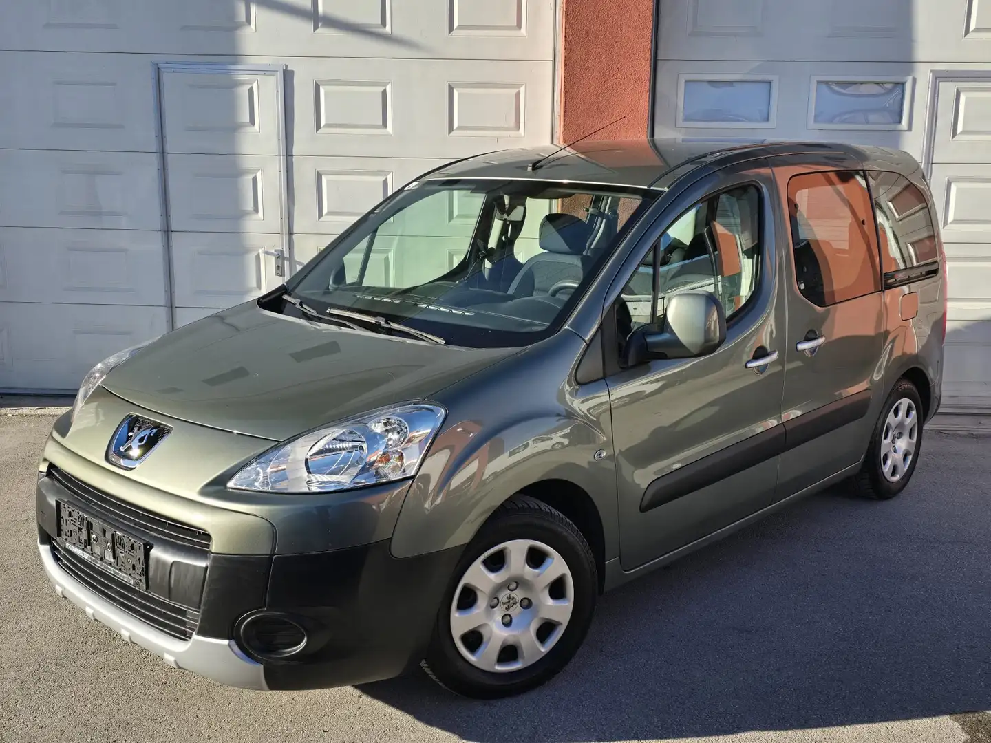 Peugeot Partner Partner Tepee Comfort 1,6 HDi 90 Grau - 1