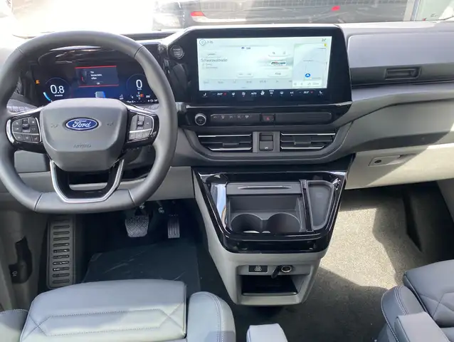 Ford Tourneo Custom view 3