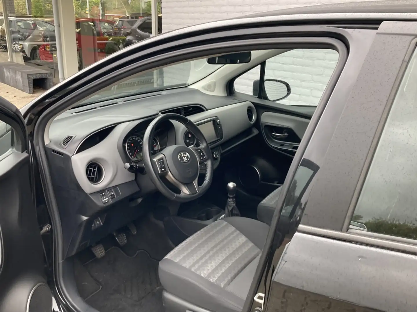 Toyota Yaris 1.3 VVT-i Trend 5-deurs | Navi | Trekhaak | NL aut Zwart - 2