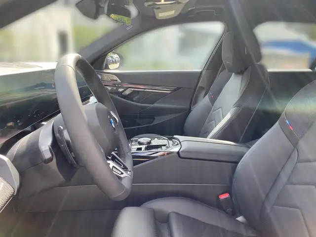 BMW 5 Series view 7