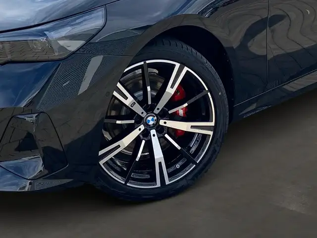 BMW 5 Series view 6