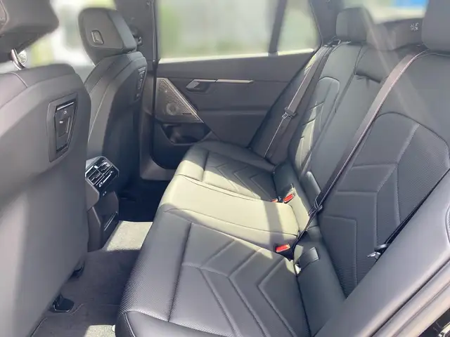 BMW 5 Series view 11