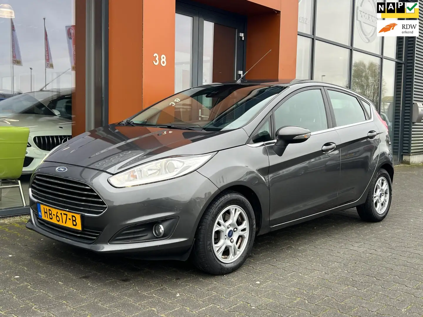 Ford Fiesta 1.5TDCi Titanium|Navi|PDC|Cruise|Bluetooth|APK26 Grijs - 1