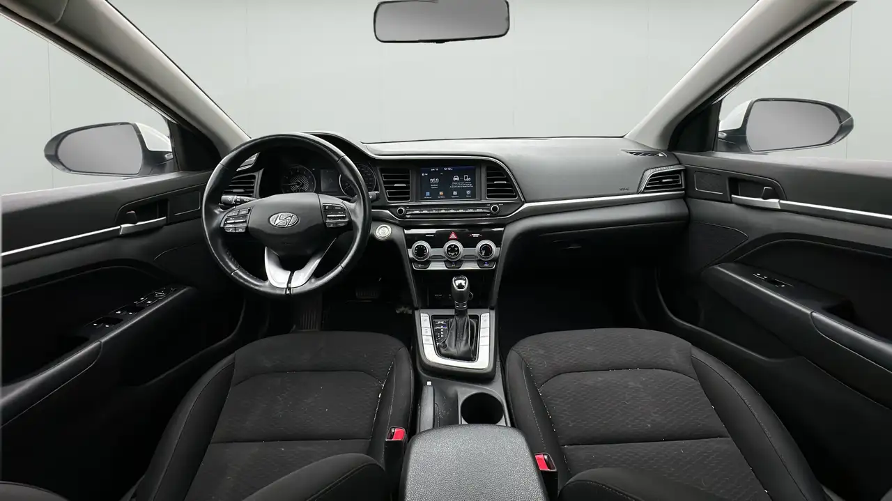 Hyundai ELANTRA photo Hyundai ELANTRA