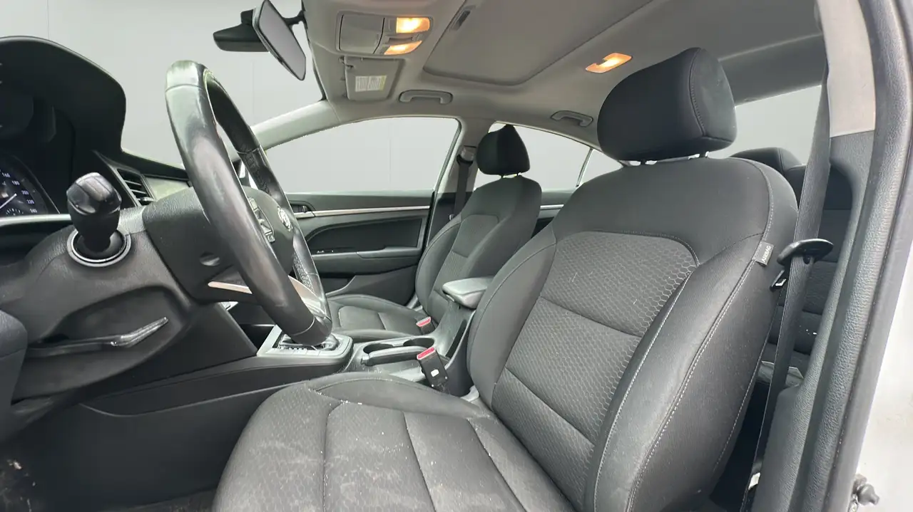 Hyundai ELANTRA photo Hyundai ELANTRA