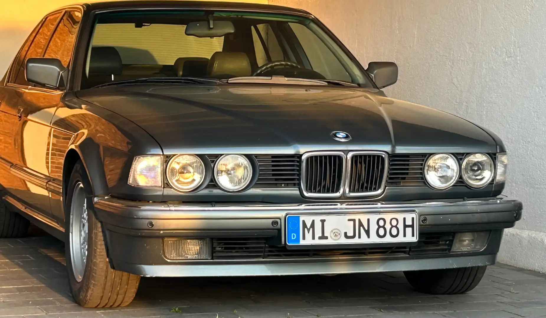 BMW 735 E32 Grey - 1