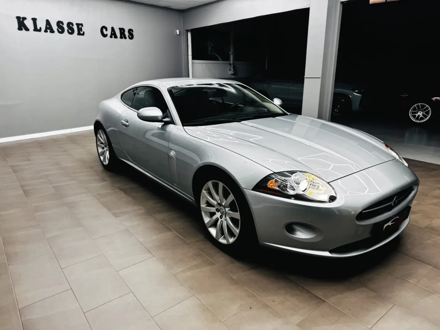 Jaguar XK Coupé 4.2L V8 Aut. Gris - 1