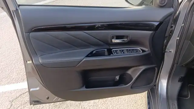 Mitsubishi Outlander view 7