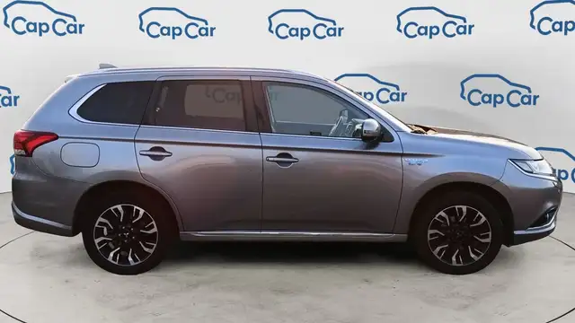Mitsubishi Outlander view 4
