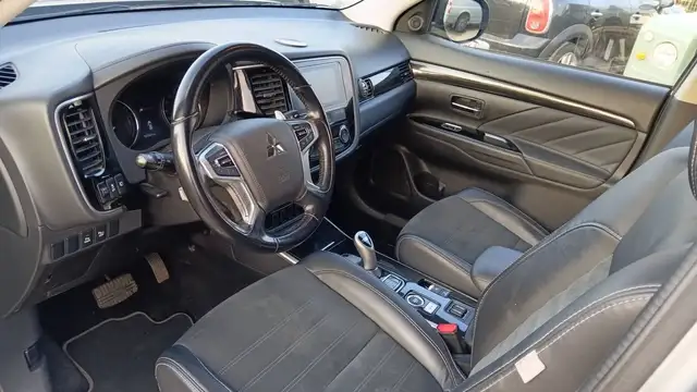 Mitsubishi Outlander view 8