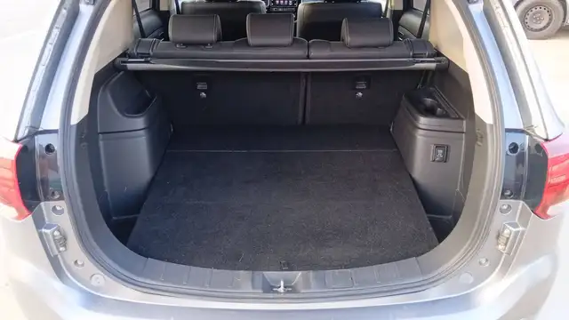 Mitsubishi Outlander view 14