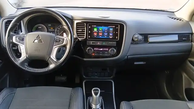 Mitsubishi Outlander view 11