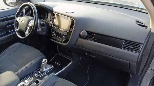 Mitsubishi Outlander view 10