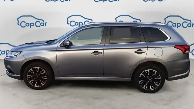 Mitsubishi Outlander view 2
