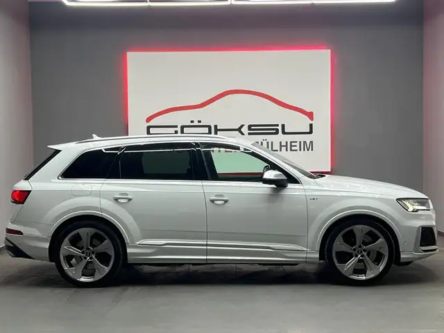 Audi SQ7 view 5