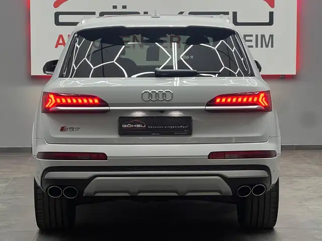 Audi SQ7 view 6
