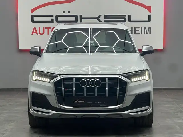 Audi SQ7 view 3