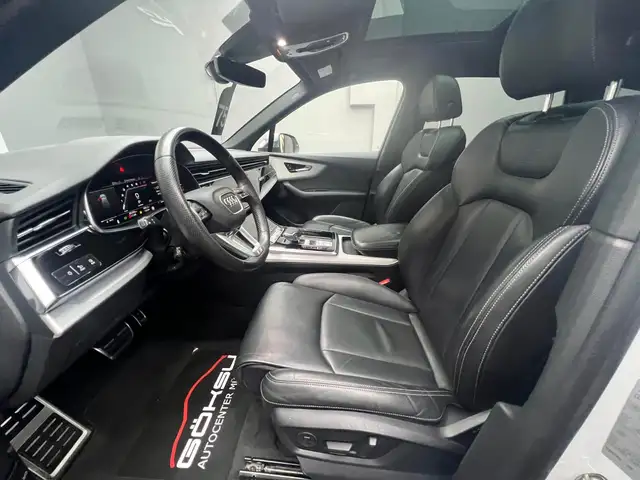 Audi SQ7 view 9