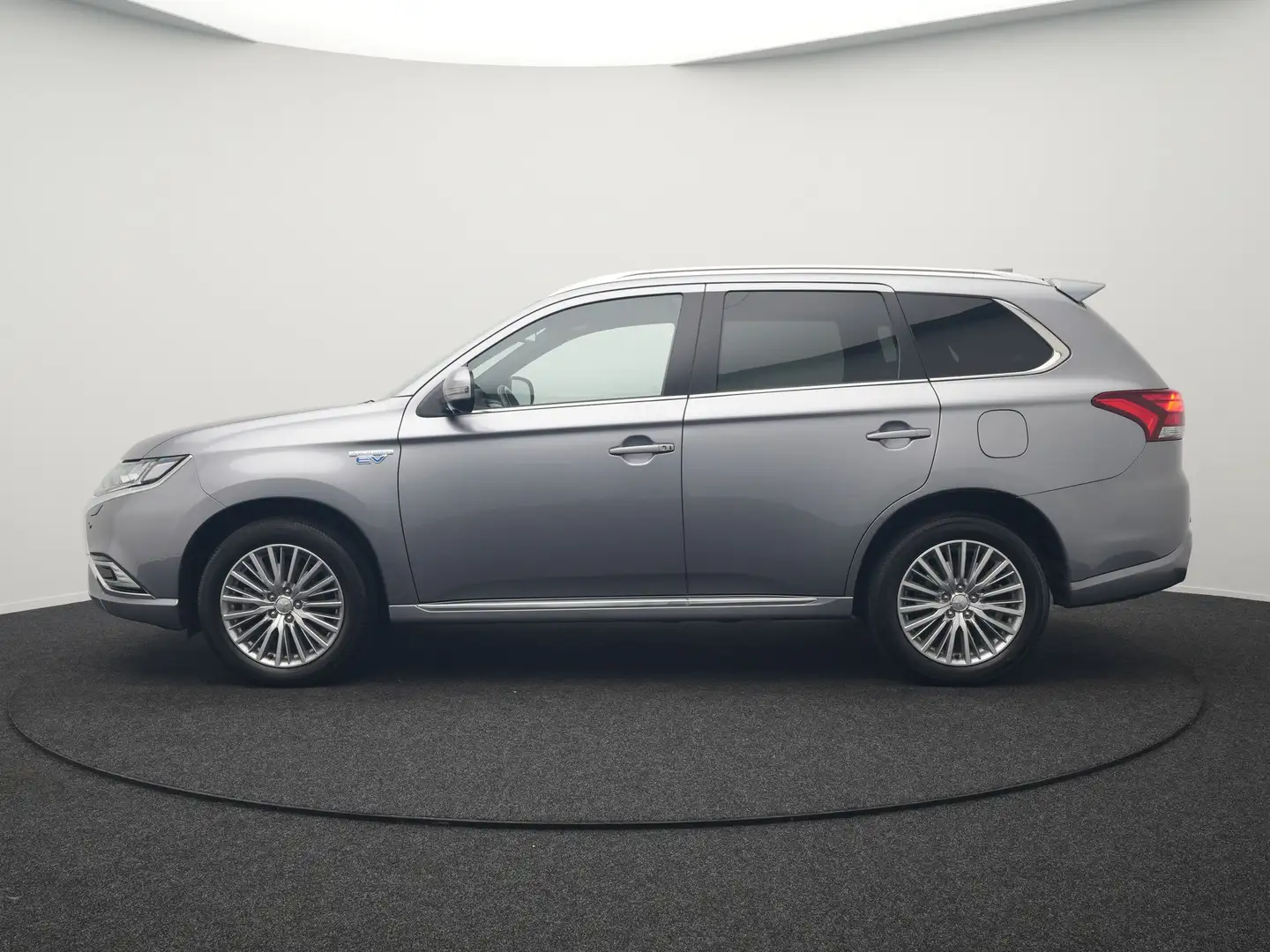 Mitsubishi Outlander 2.4 Intense+ Plug In Hybrid 225pk Dealer O.H. PHEV Zilver - 2