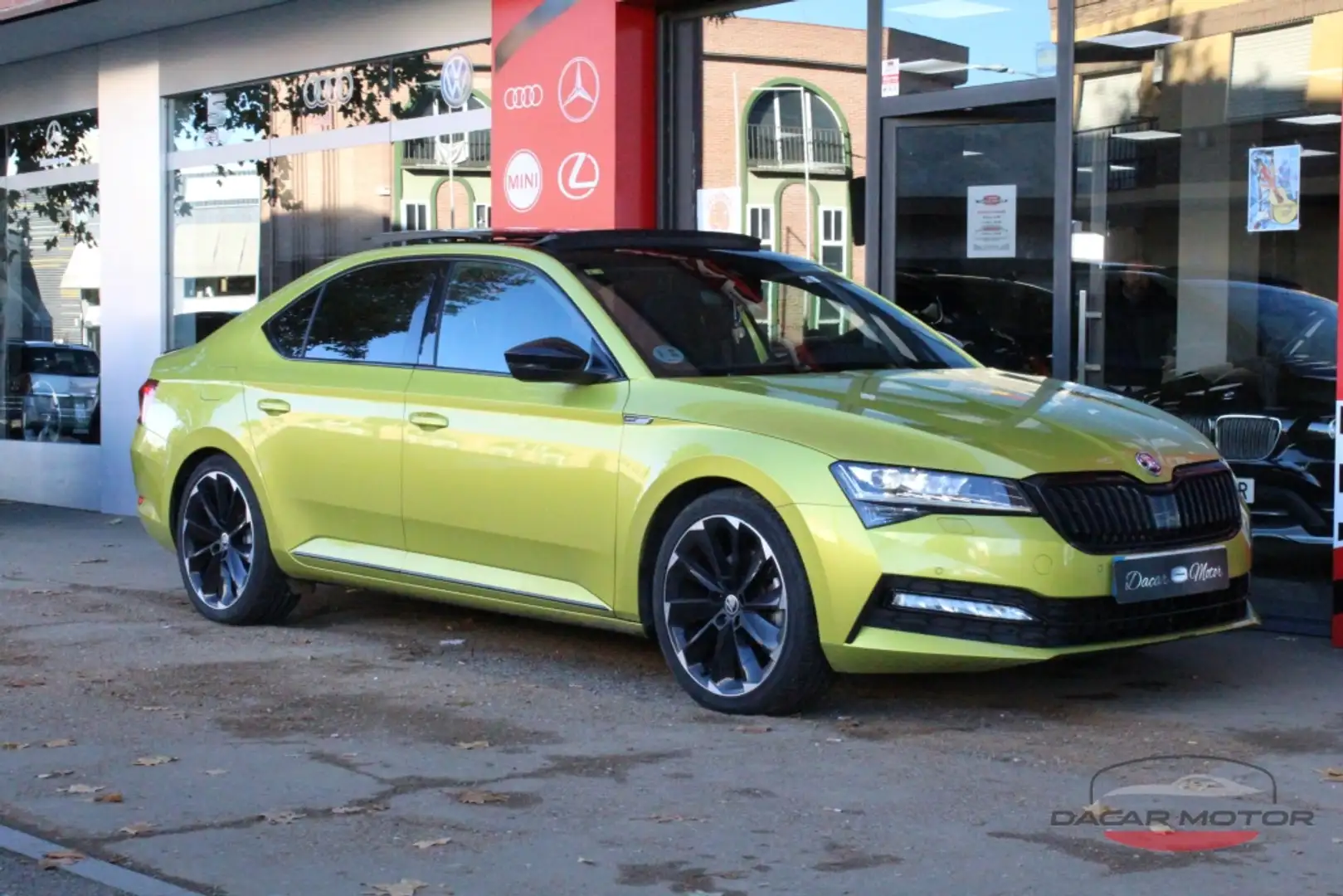 Skoda Superb 2.0 TSI SportLine DSG 140kW Geel - 1